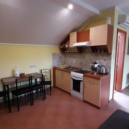 Rozmaring Apartmanok 귤러 외부 사진