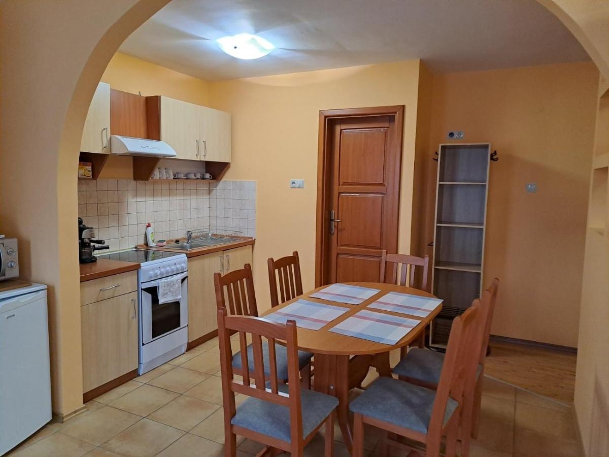 Rozmaring Apartmanok 귤러 외부 사진