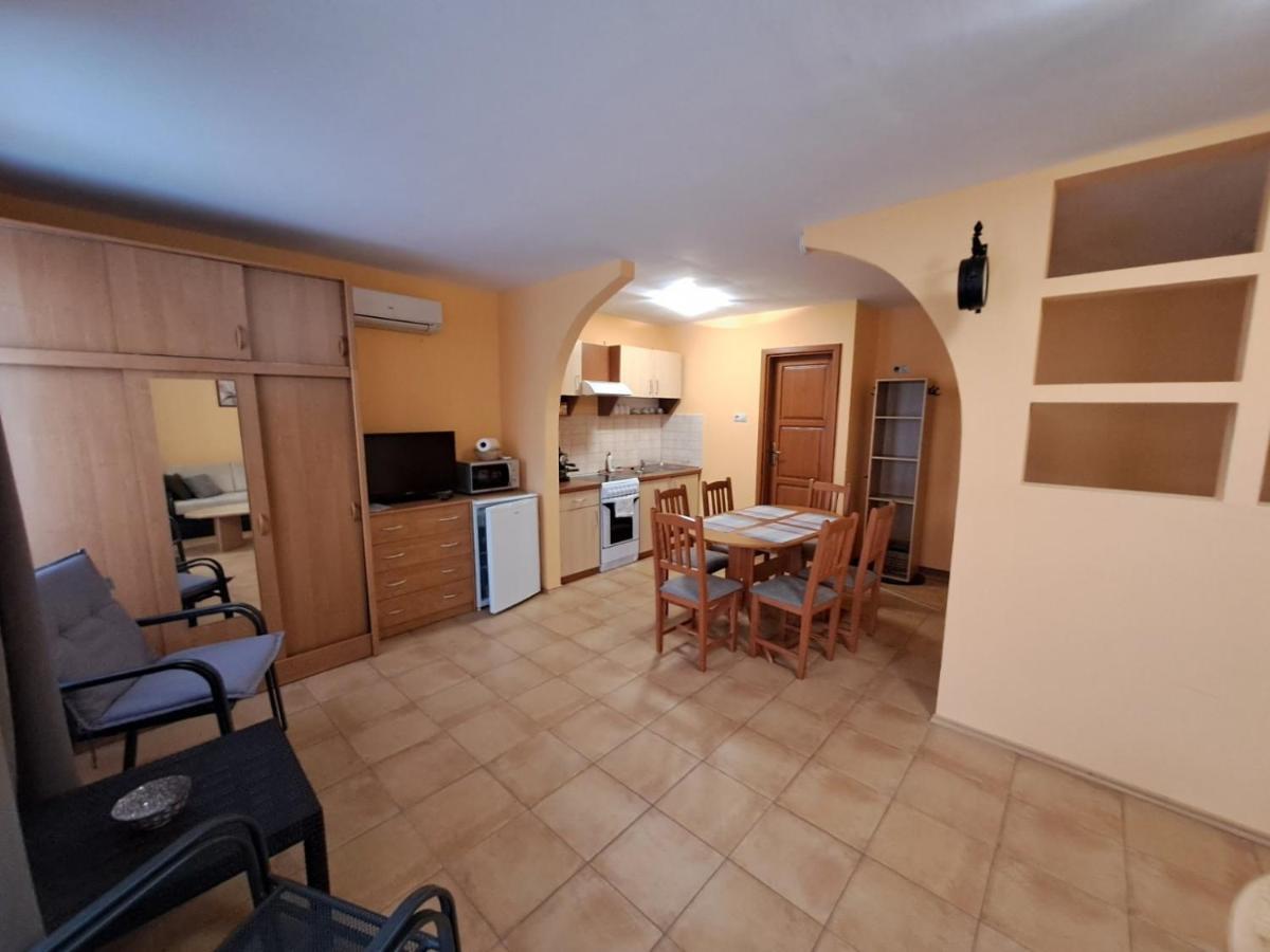 Rozmaring Apartmanok 귤러 외부 사진
